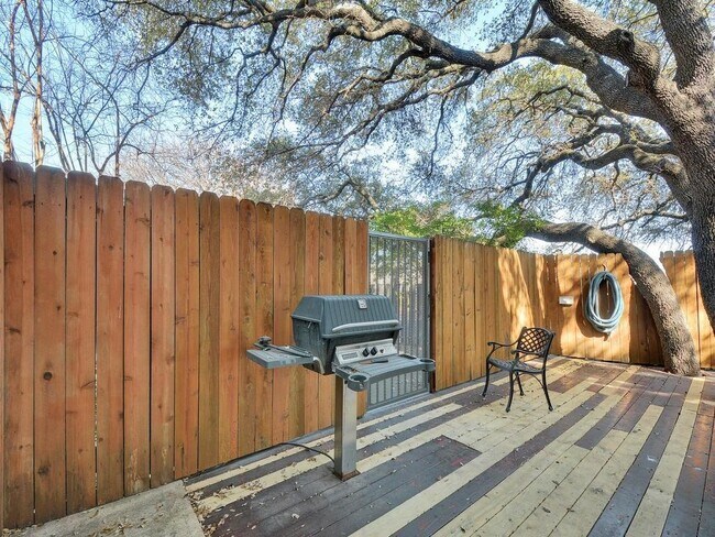 Building Photo - 8888 Tallwood Dr