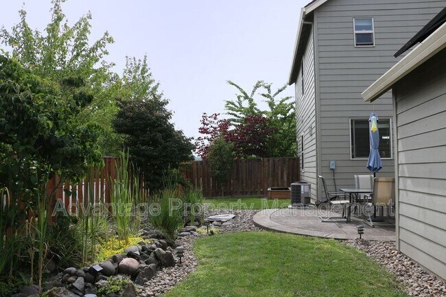 Building Photo - 2335 NW Laura Vis Dr