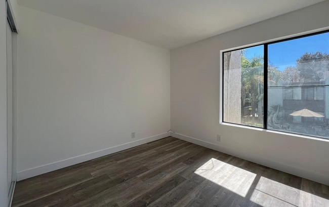 Building Photo - Lovely 2 Bed/2 Bath with Hardwood Floors, Central Air Conditioning, Stainless Steel Appliances, L...