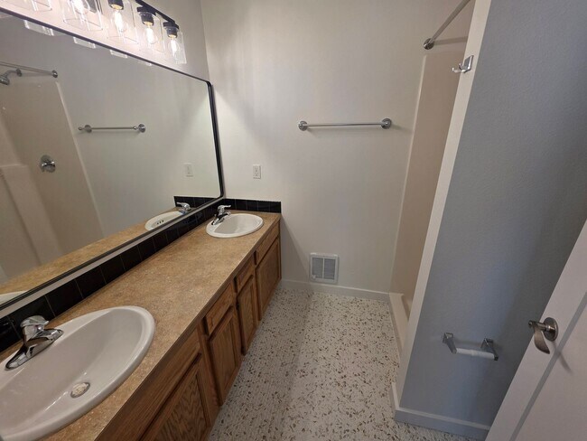 Building Photo - Beautifully Remodeled townhome on the south hill