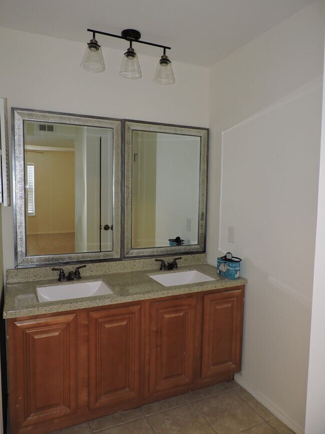 Building Photo - Easy access to interstate, shopping & down...