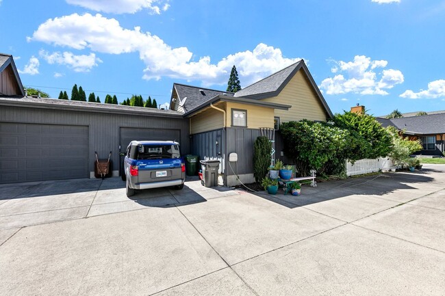 Building Photo - 3 Bedroom/ 2 Bath Stunning Home in Eugene,...