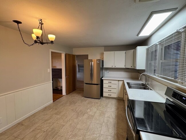 Building Photo - Open House: Sun. Jan 11, 2026 from 2-4 pm - 4 Bedroom, 2 Bathroom House in SE Eugene