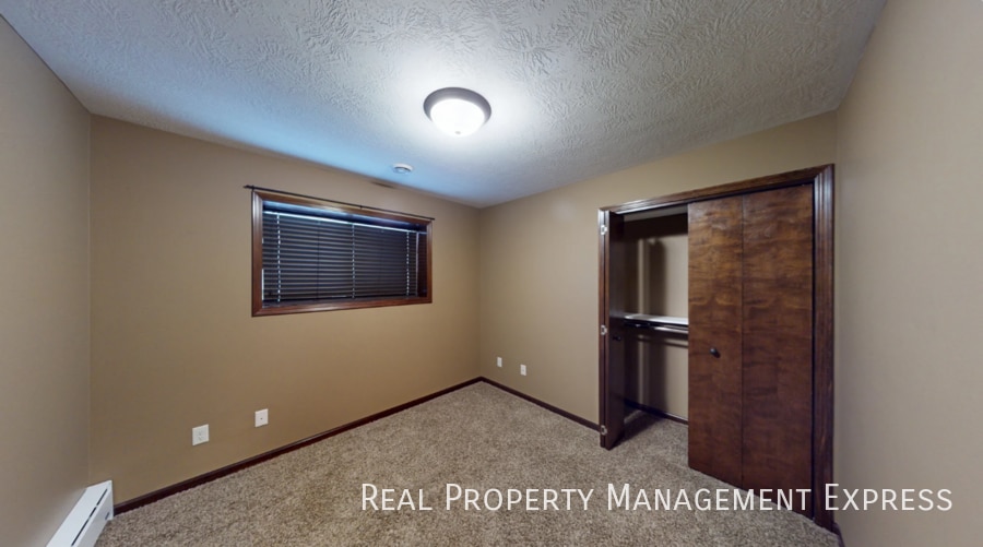 Building Photo - Modern 4 Bedroom 2 Bathroom Twin-Home in Tea