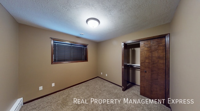 Building Photo - Modern 4 Bedroom 2 Bathroom Twin-Home in Tea