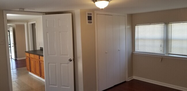 Building Photo - 925-927 Flood St