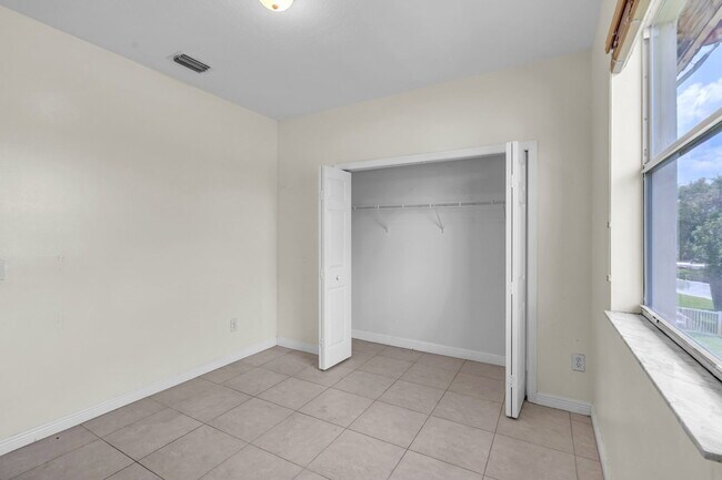 Building Photo - 5149 SW 137th Ave