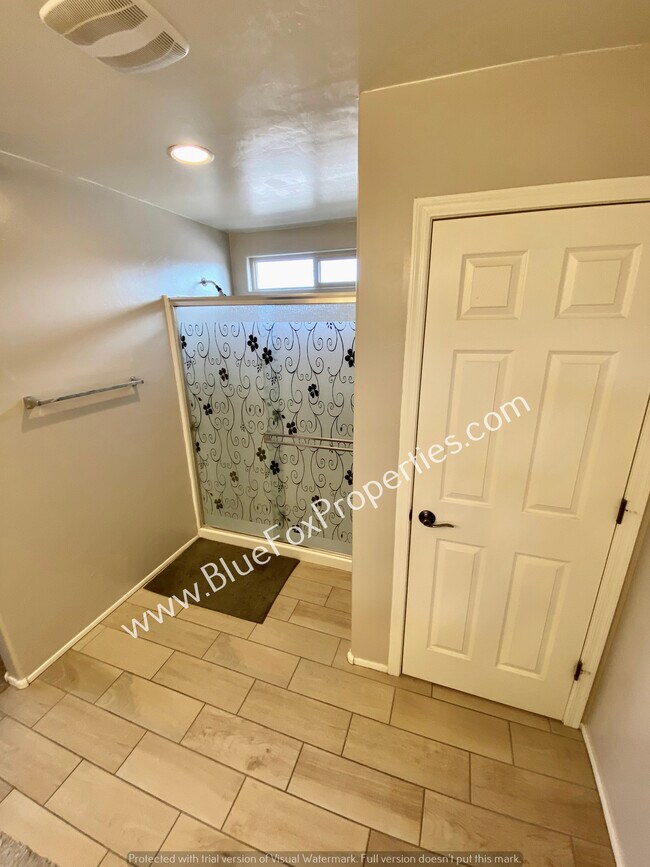 Building Photo - 9009 W Rolling Springs Dr