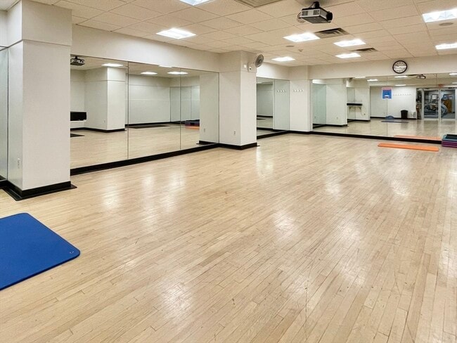 Building Photo - 33 Pond Ave