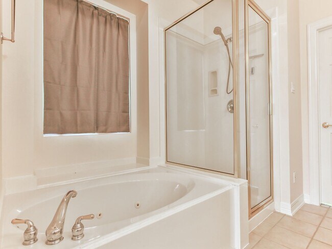 Building Photo - FORE Bedrooms in Del Lago!