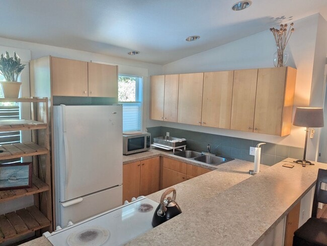 Building Photo - Pristine Historic Fort Ward Townhome on Bainbridge Island