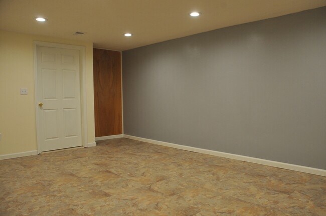 Building Photo - Basement Apartment, 2 bed 1 bath close to Food Trucks on Best