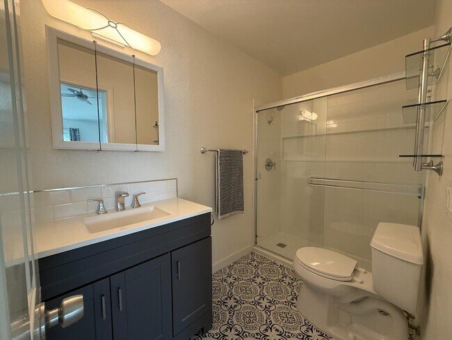 Building Photo - 2503 Levante St