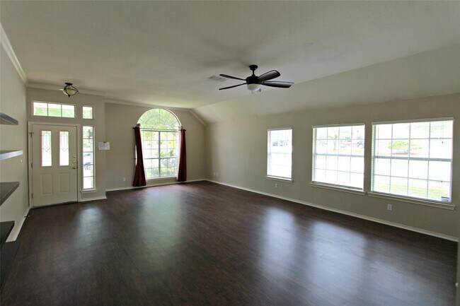 Building Photo - 500 Sophie Ct