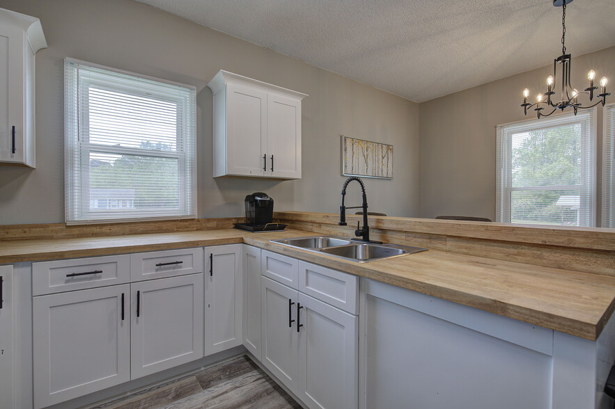 Shared Kitchen - 227 Saint Elmo Cir