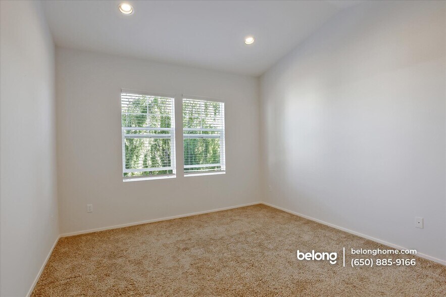 Building Photo - 292 Wildrose Common