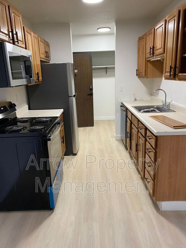 Building Photo - 215 E Arbor Ave