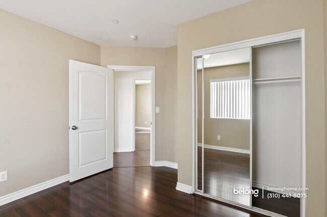 Building Photo - 1616 W 39th Pl