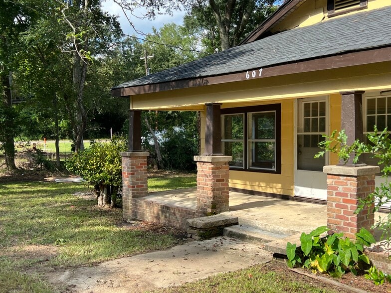 Front Porch - 607 John D Shaw St