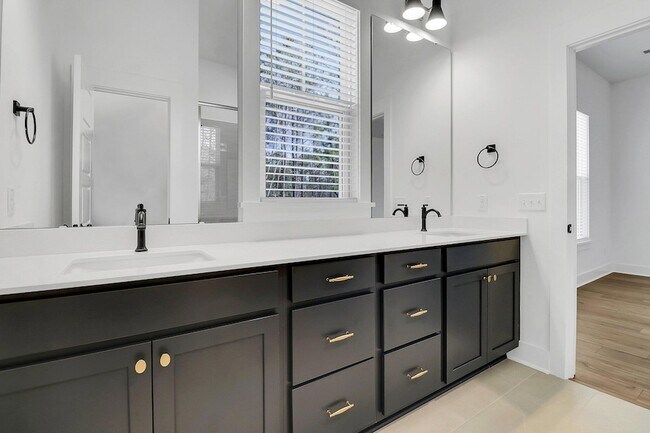 Building Photo - 502 Sound Dr