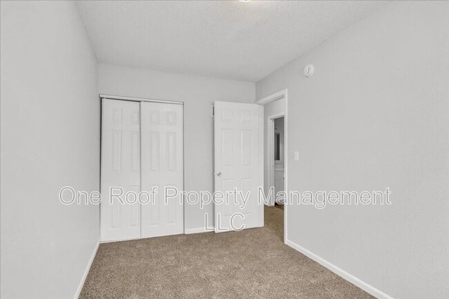 Building Photo - 2000 Chateau Dr