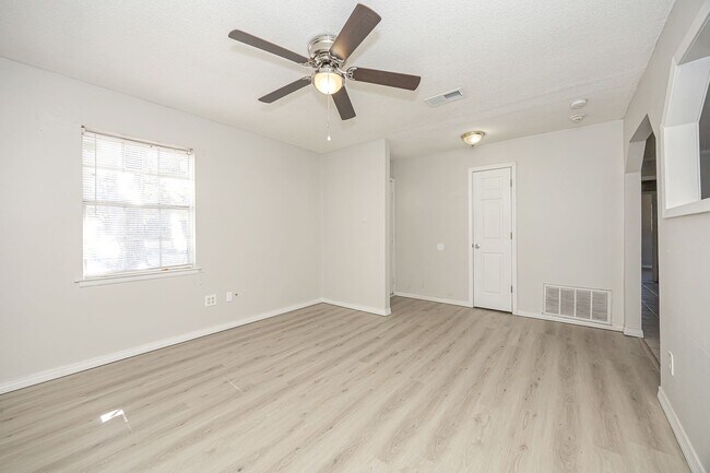 Building Photo - Charming 3-Bed, 2-Bath Home in Pascagoula – Great Location!