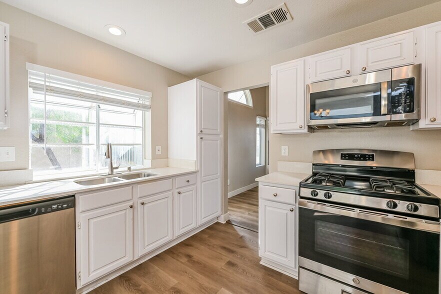 Building Photo - 2043 Angel Falls Dr