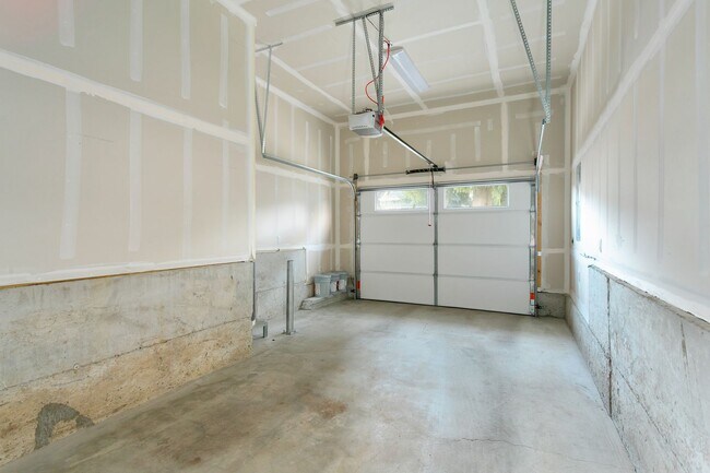 Building Photo - 927 S Cushman Ave