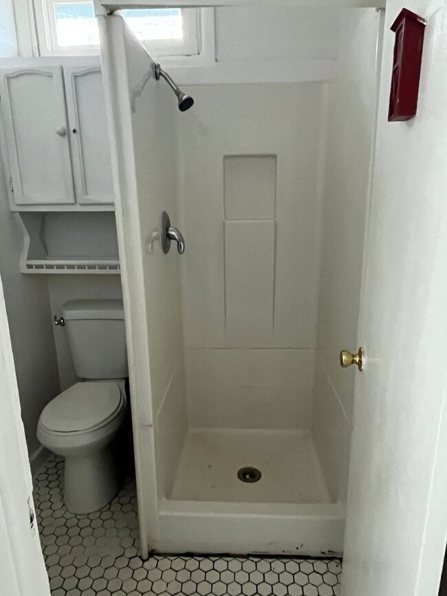 Building Photo - Nice studio for rent in tree streets!