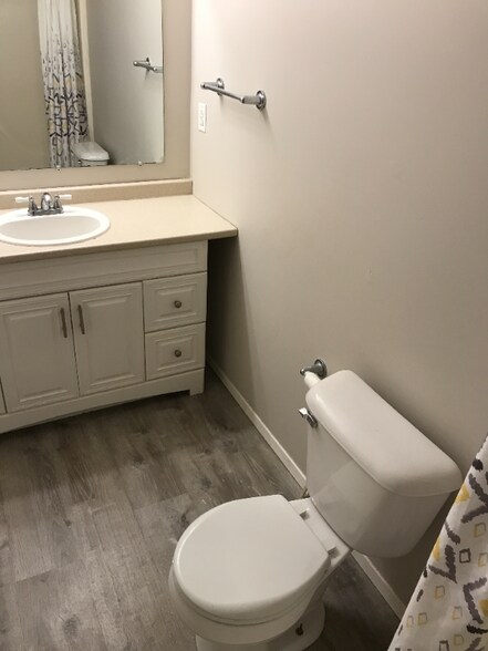 Building Photo - 351 Chicago Rd