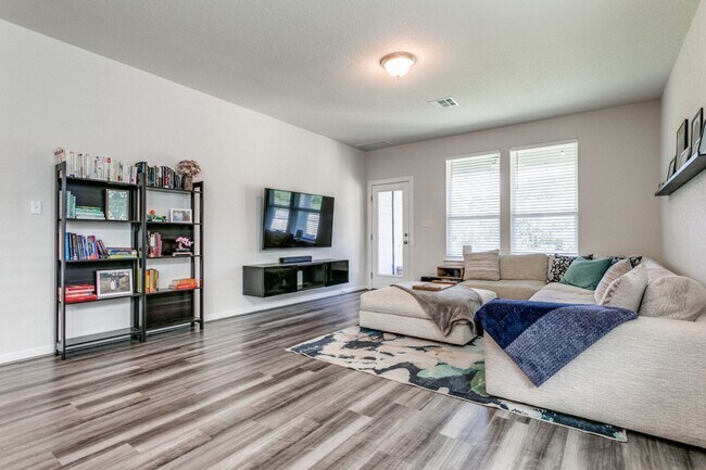 Building Photo - Beautiful Modern 2 story home!