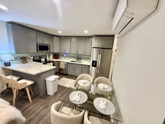 Building Photo - 41-875-875 Kalaniana?ole Hwy