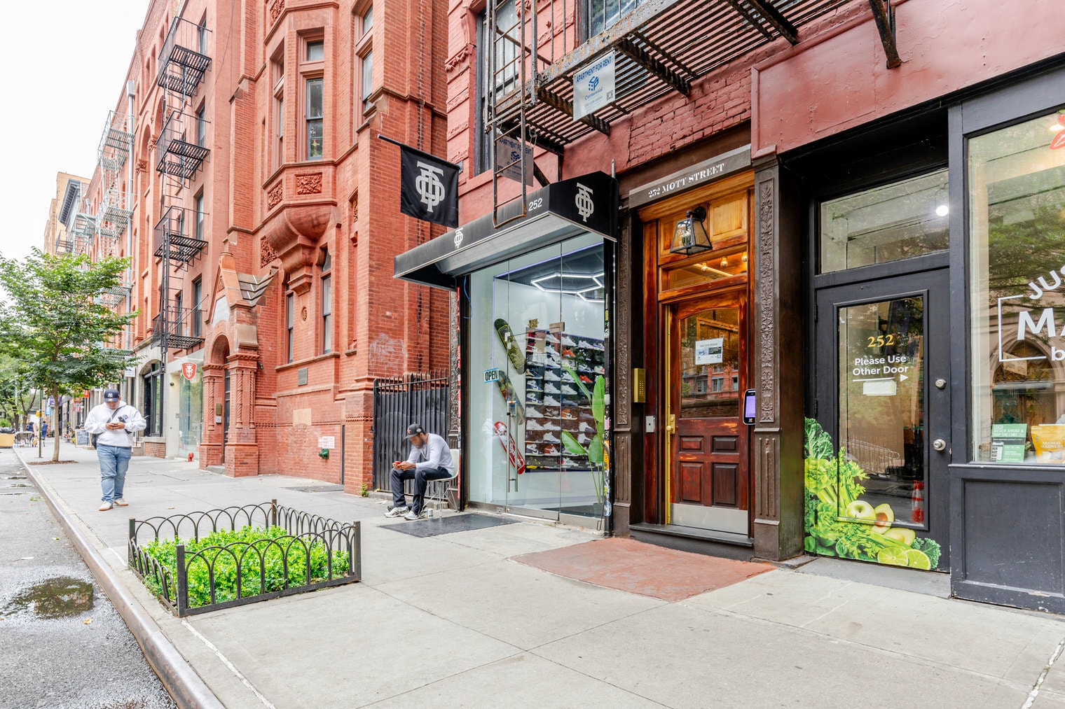 Building Photo - 250 Mott St