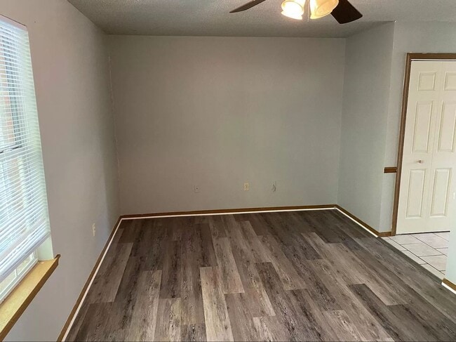 Building Photo - 2 Bedroom / 1.5 Bathroom Townhouse w/ Fenc...
