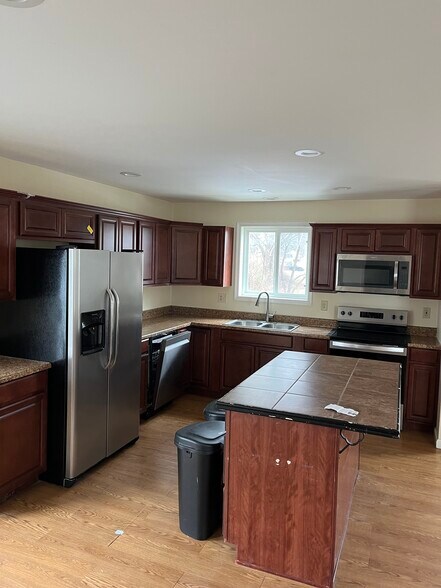 Building Photo - 557 Postal St