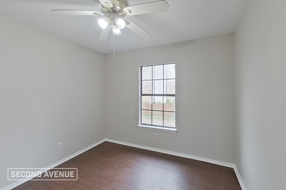 Building Photo - 9124 Pinehaven Dr