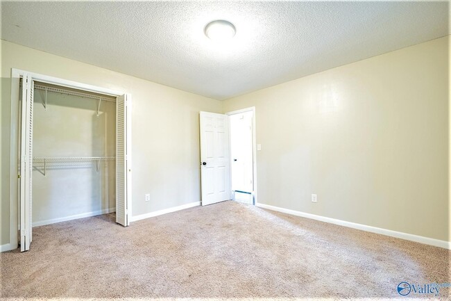 Building Photo - 710 Crestview Dr