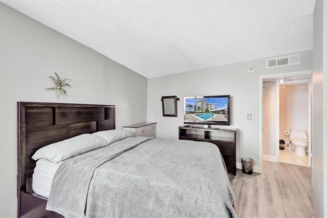 Building Photo - 100 Golden Isles Dr