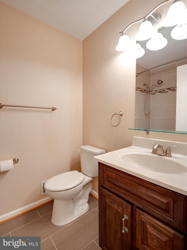Building Photo - 2303 Glade Bank Way