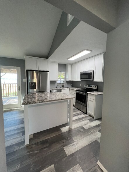 Building Photo - 900 Crazy Horse