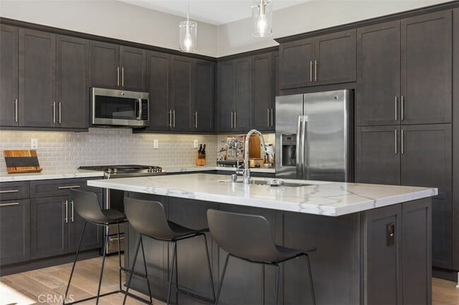 Building Photo - 227 Follyhatch