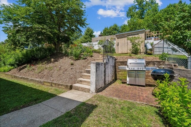 Building Photo - Cozy 3BE/2.5BA Colonial in Takoma Park with screened porch!