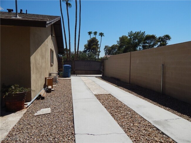 Building Photo - 2712 W Oakey Blvd