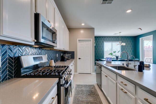 Building Photo - Gated, 4bed + loft with Bedroom and Full bathroom downstairs. Skye Canyon