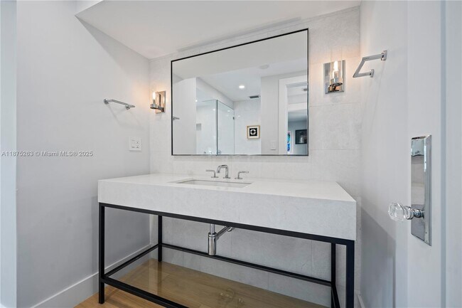 Building Photo - 617-625 E Dilido Dr
