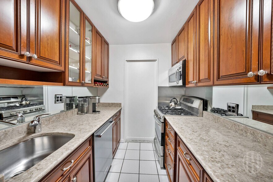 Building Photo - 155 E 34th St