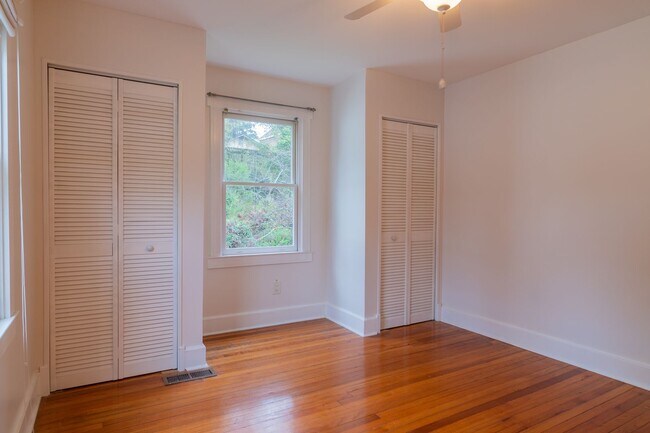 Building Photo - FOR RENT in LAKE BOTTOM! Available Now!