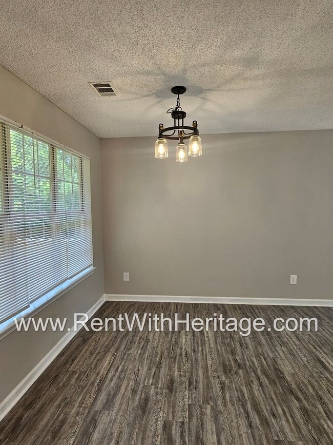 Building Photo - Gorgeous 5 bedroom/ 3 bath/ Upgrades Galor...