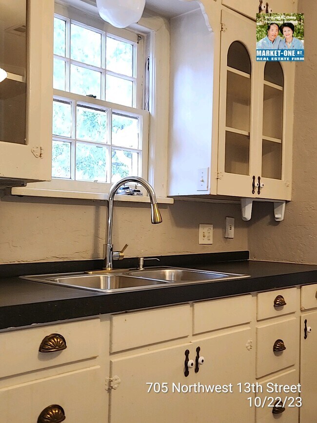 Building Photo - 705 NW 13th St