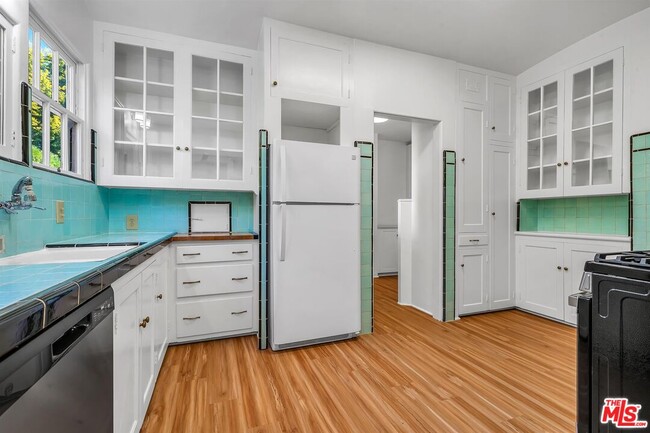 Building Photo - 10630 Wellworth Ave